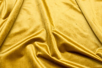 Flot, gylden messingfarvet Rokoko-velour med let skinnende overflade