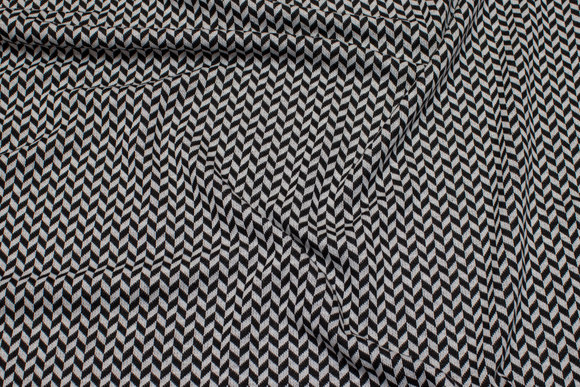 Let, blød strik med lille mønster i sort og lysegrå