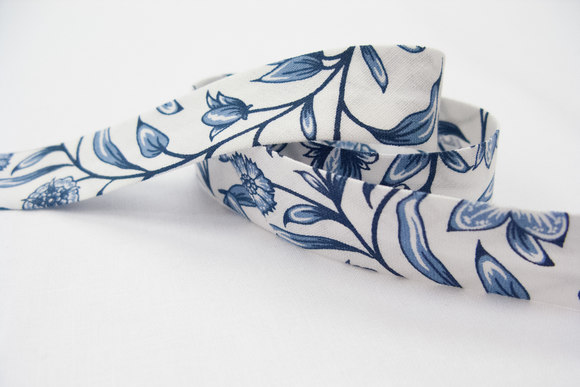 Skråbånd hvid med blå blomster 2 cm