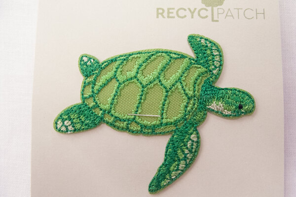 Recycled havskildpadde strygemærke 6 x 3 cm