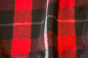 Frakkestof i sort og rød tern
