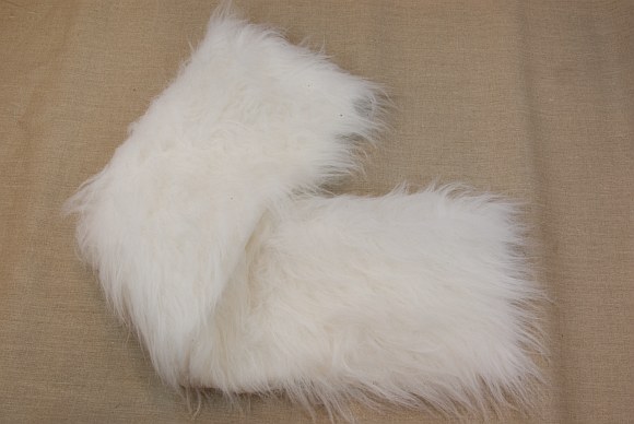 Langhåret pels i lækker imiteret kvalitet i 20 cm stykke. Hvid eller sort