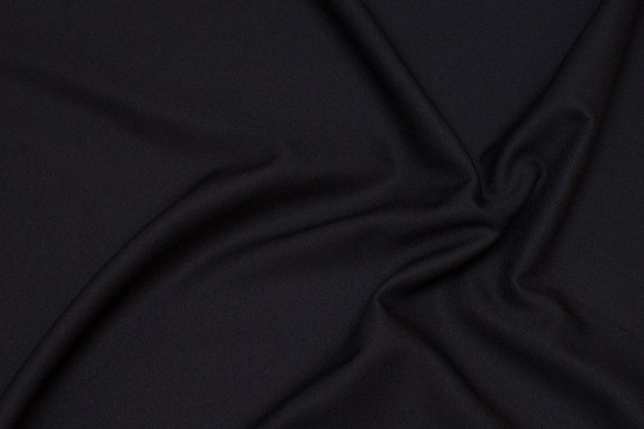 Let polyester-kjolecrepe i sort