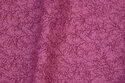Mørk pink patchwork-bomuld med lille grenmønster