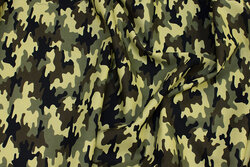 Let bomuld med camouflagemønster i grønne nuancer