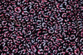 Sort kjole-micropolyester med vinrødt mønster