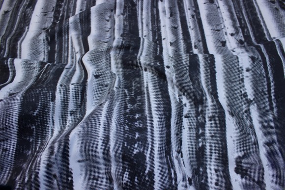 Grå-hvid polyester til bruseforhæng med foto af træstammer
