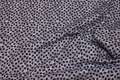 Grå patchwork-bomuld med små brune kaffebønner