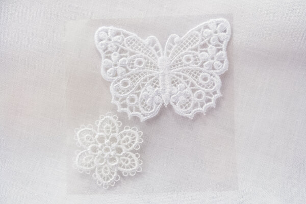 Hvid sommerfugl og blomst, filigran strygemærker