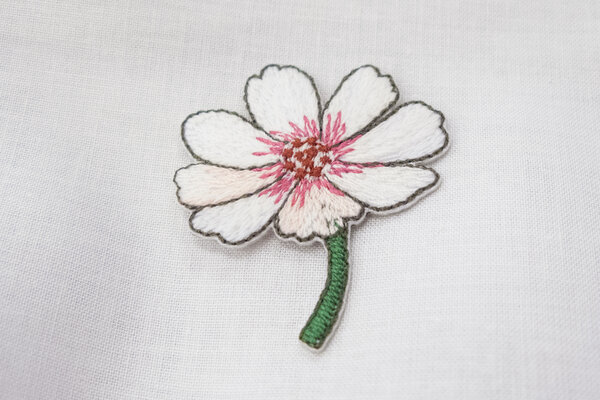 Strygemærke blomst hvid 4 x 3 cm