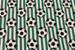 Grøn og hvid tværstribet bomuld med ca. 5 cm fodbolde