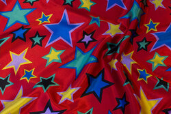 Karnevalssatin i klar rød med 3-8 cm stjerner