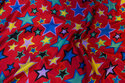 Karnevalssatin i klar rød med 3-8 cm stjerner