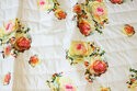 Knækket hvid dobbelsidet quilt med roser