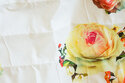 Knækket hvid dobbelsidet quilt med roser