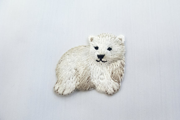 Lille broderet isbjørn strygemærke 3x3,5cm
