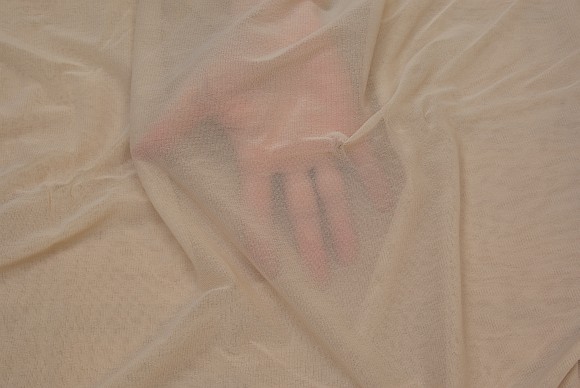 Tyndt, transparent, strækbart, mesh-polyester i råhvid