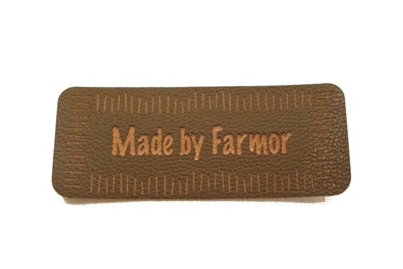 Made by Farmor brunt læderlook strygemærke 6 x 2 cm