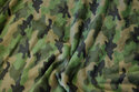 Superblød microfleece i græsgrønne camouflagefarver